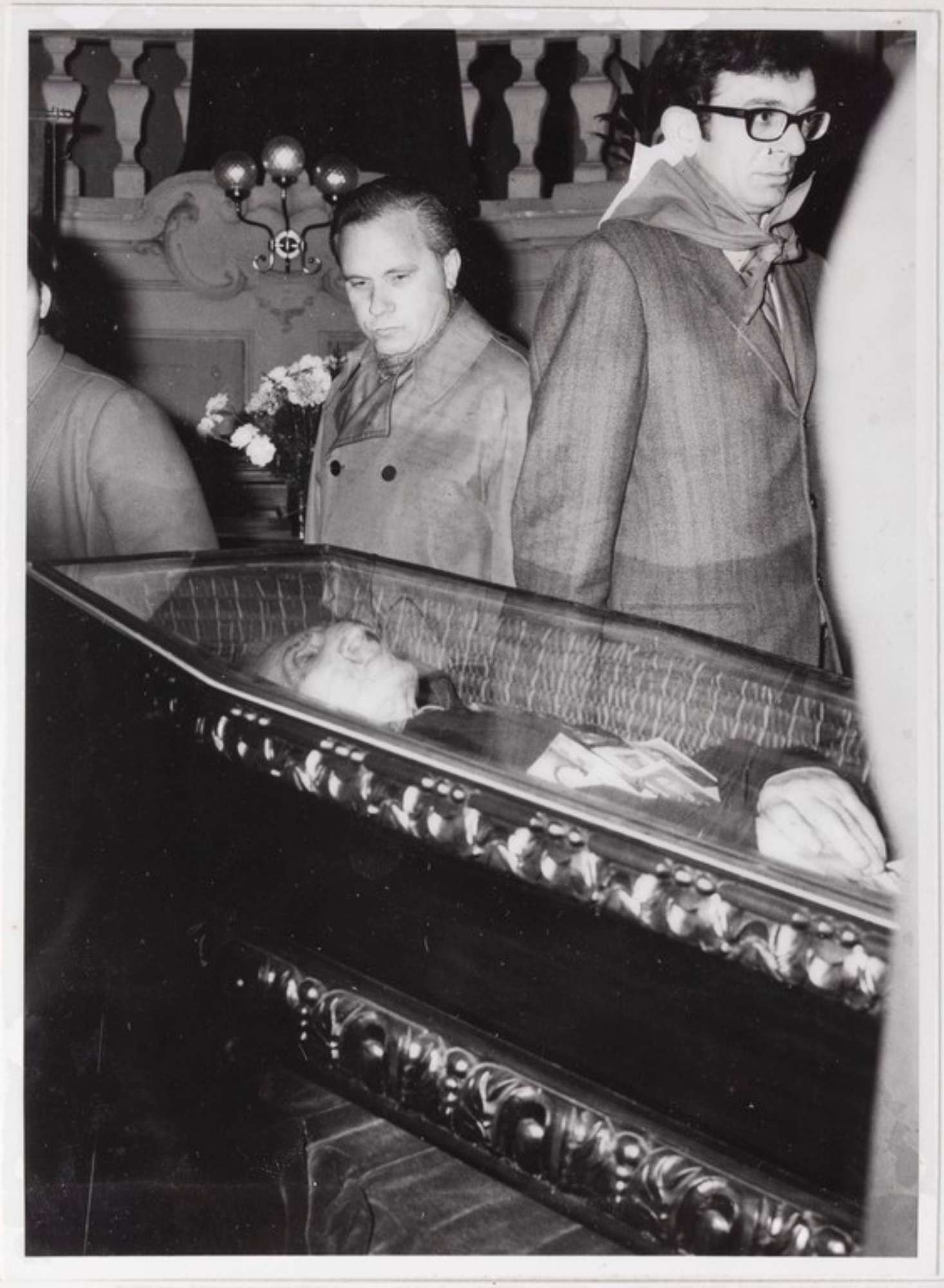 Gattatico-Reggio Emilia, 27-30 marzo 1970, Funerali di Alcide Cervi, camera ardente di Alcide nella Sala del Tricolore di Reggio Emilia, picchetto d'onore